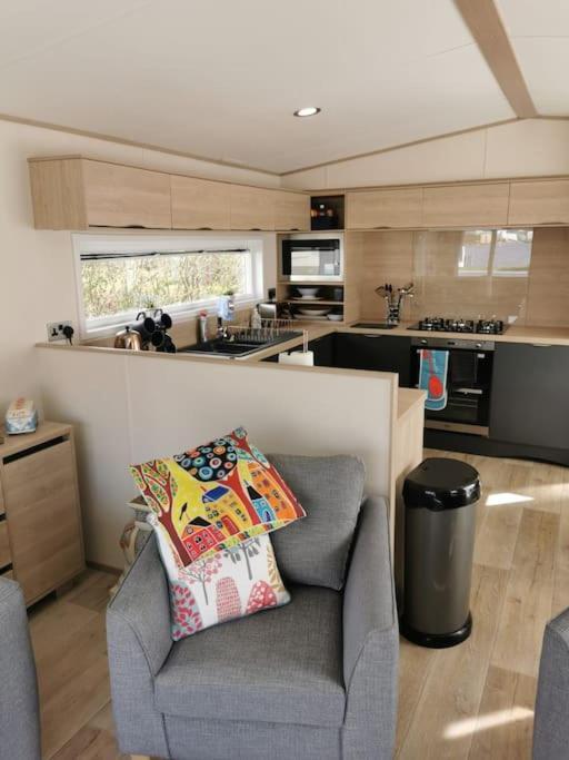 Merlin Point 37 - 3 Bed Caravan Extra Wide With Hot Tub At Tattershall Lakes Exterior photo